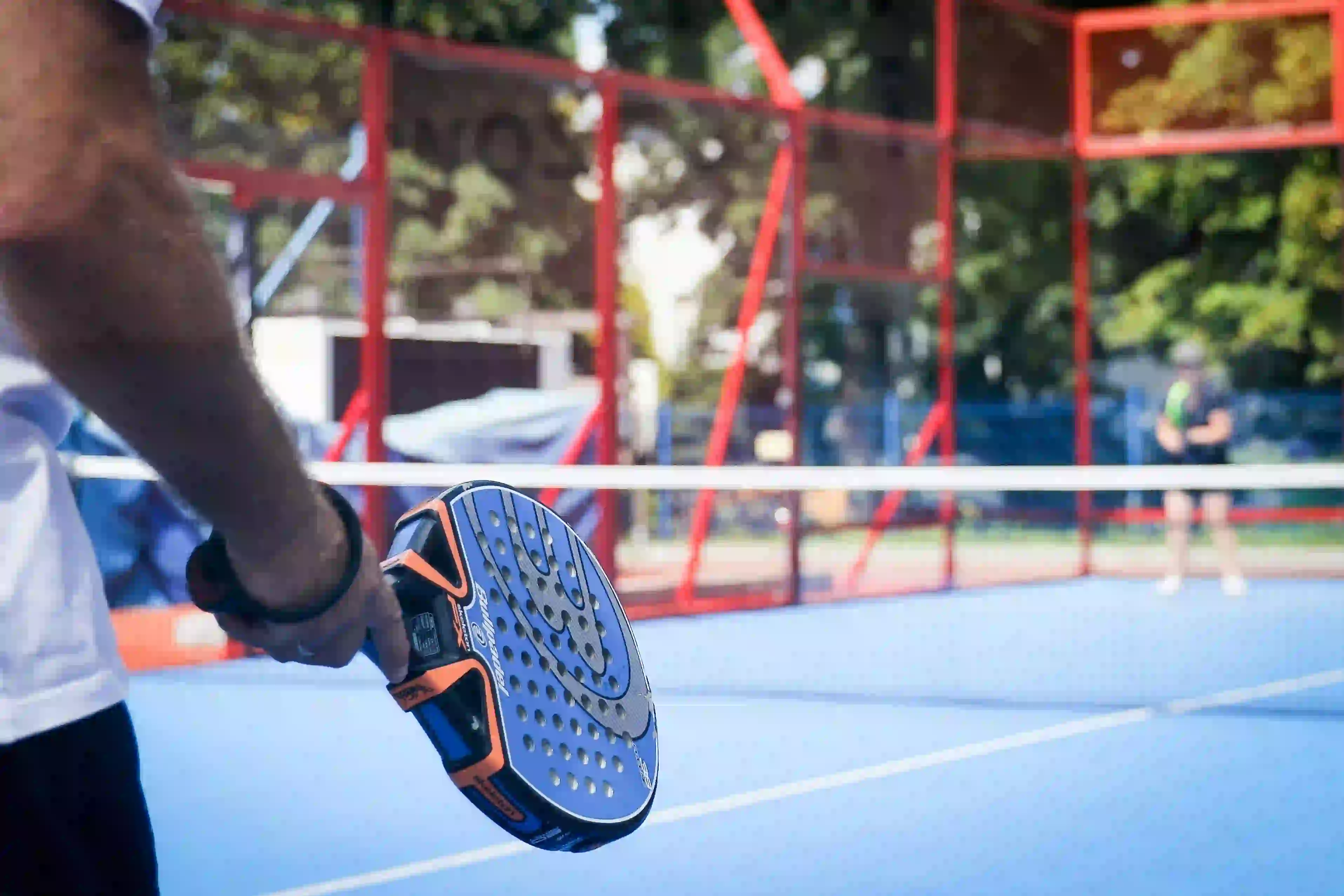 Cómo Jugar al Pádel: Guía Completa para Principiantes 2026